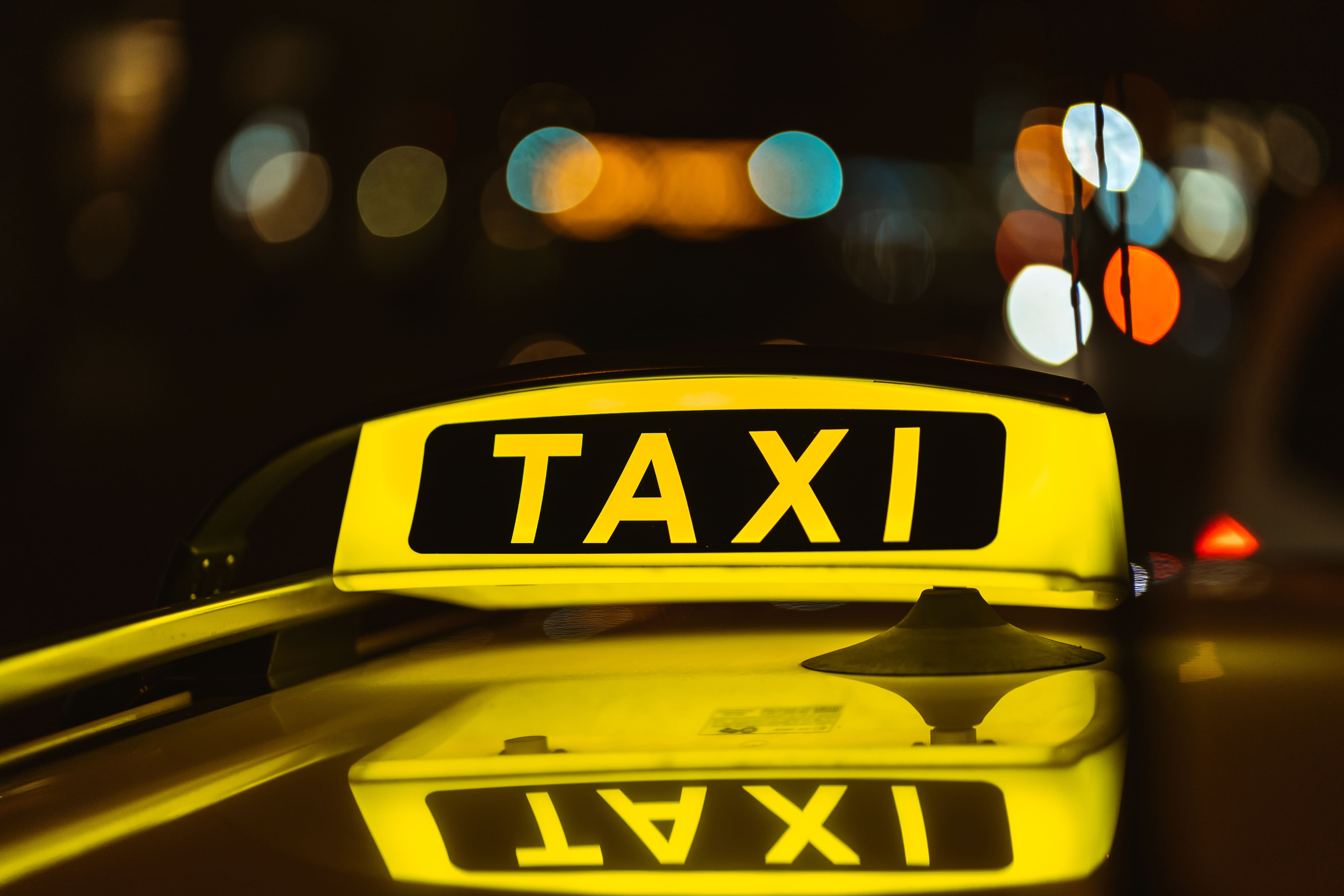 Taxi Nachtdienst in Worms - Beleuchtetes TAXI-Schild bei Nacht - Rund um die Uhr verfügbar