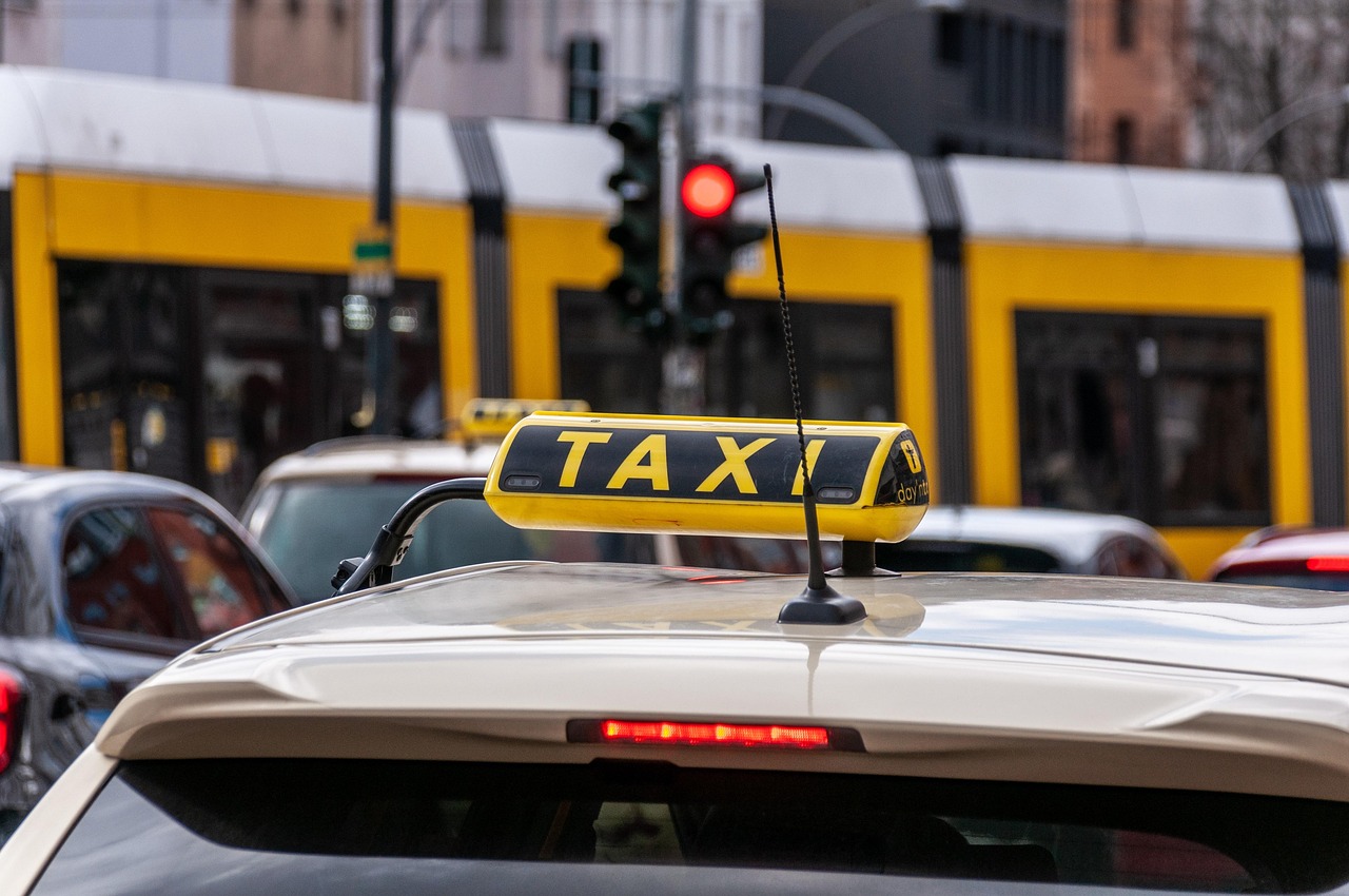 Taxi Stadtfahrten in Worms - Gelbes TAXI-Schild - 24/7 verfügbar